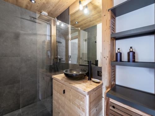 une salle de bain avec un lavabo et une douche en verre dans l'établissement Appartement neuf, spacieux et lumineux à Megève, proche des remontées mécaniques et du centre - FR-1-569-60, à Megève