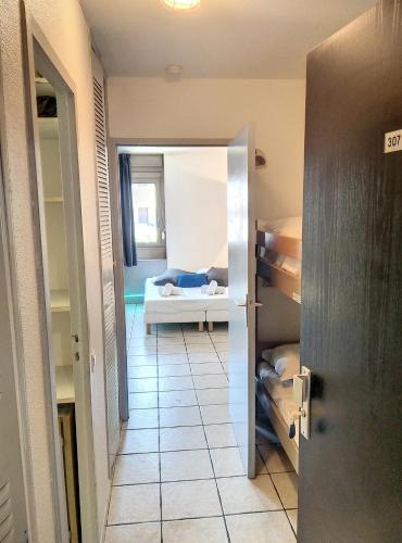 - une chambre avec un lit et une porte dans l'établissement Résidence Graziella Studio 307, à Juan-les-Pins