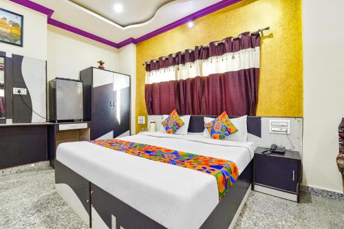 ein Schlafzimmer mit einem großen Bett in einem Zimmer in der Unterkunft FabExpress Relax Inn I, Udaipur in Udaipur