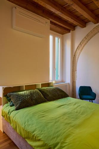 A bed or beds in a room at Dimora San Vitale - in the heart of Verona