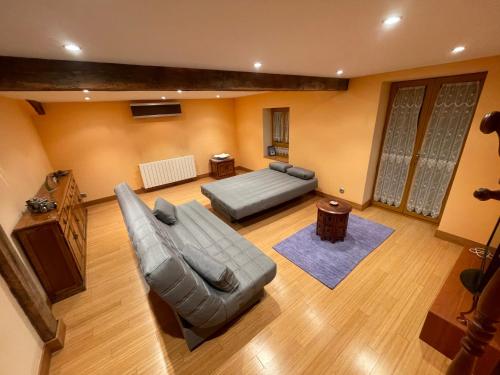 sala de estar con sofá y cama en Junto al Parque Natural de Urkiola, 