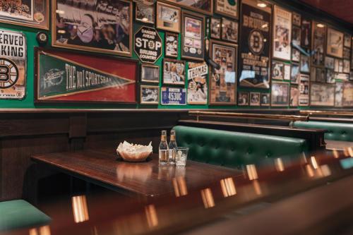 un restaurant avec une table, des chaises et des panneaux sur le mur dans l'établissement Holiday Club Turun Caribia, à Turku