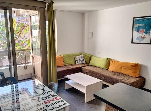 un salon avec un canapé et une table dans l'établissement Résidence Graziella Studio 126, à Juan-les-Pins
