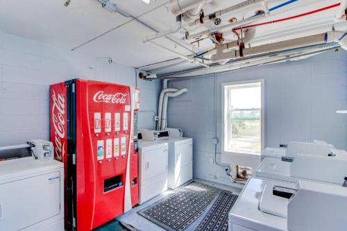 una máquina de refrescos de cocacola en una habitación con máquinas en Beachview 208, en Gulf Shores