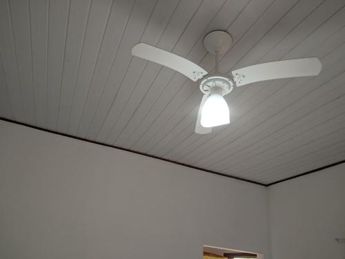 a ceiling fan with a light in a room at Chalés Bela Vista in Paraty