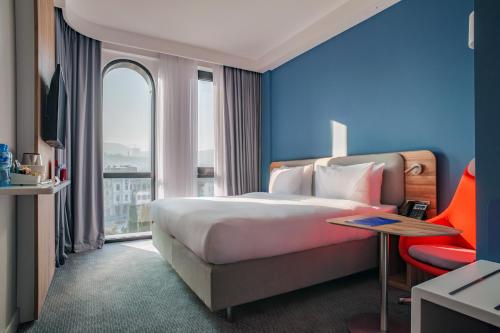 Postel nebo postele na pokoji v ubytování Holiday Inn Express Tbilisi Avlabari by IHG