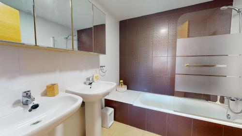y baño con lavabo, aseo y bañera. en Casa Abeto A - Murcia Holiday Rentals Property, en Torre-Pacheco