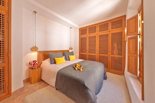 una camera da letto con un letto con cuscini gialli e blu di RIAD THE MILESTONE a Marrakech