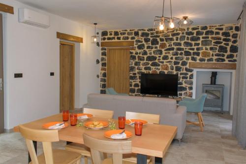 ein Wohnzimmer mit einem Tisch und einem Sofa in der Unterkunft Villas Kozilis - Kozilis Estate in Damnoni