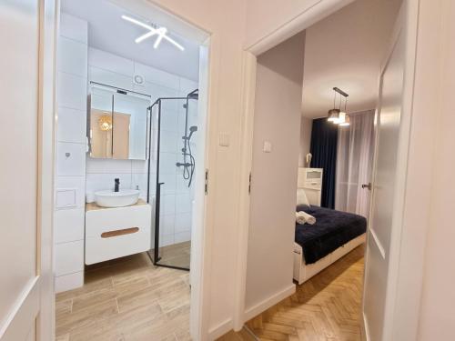 uma casa de banho com um chuveiro e um lavatório. em My Beloved Warsaw em Varsóvia