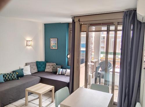 un salon avec un canapé et une table dans l'établissement Résidence Graziella Studio 309, à Juan-les-Pins