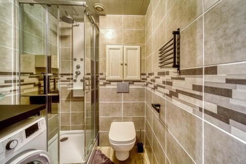 uma casa de banho com um WC e um chuveiro em Apollo em Le Corbier