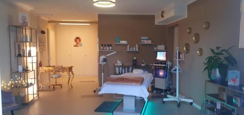 ein Krankenhauszimmer mit einem Bett und einem Schreibtisch in der Unterkunft Ferienwohnung am Bodensee mit Seesicht und Wellness in Rorschacherberg