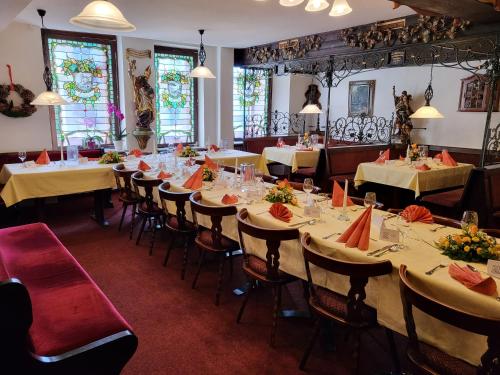 a large dining room with tables and chairs at Hotel Weinhaus Am Stiftstor in Treis-Karden