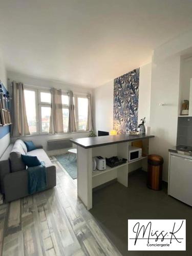 un salon avec un canapé et une table dans l'établissement L'Héritan de Miss.K Conciergerie, à Mâcon