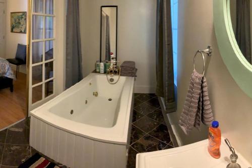 ein Badezimmer mit einer Badewanne und einem Waschbecken in der Unterkunft Ruth House Original Craftsman PETS, walk to State st. in Santa Barbara