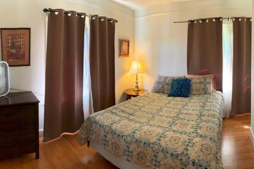 um quarto com uma cama e uma janela com cortinas em Ruth House Original Craftsman PETS, walk to State st. em Santa Bárbara