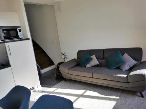 - un salon avec un canapé et des chaises dans l'établissement Comme chez vous, au Crotoy