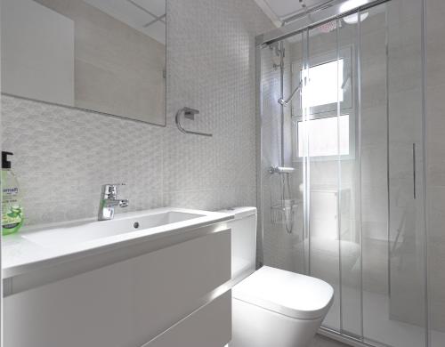 y baño con aseo, lavabo y ducha. en 074 - Gaviotas 003 - comfortHOLIDAYS, en Santa Pola