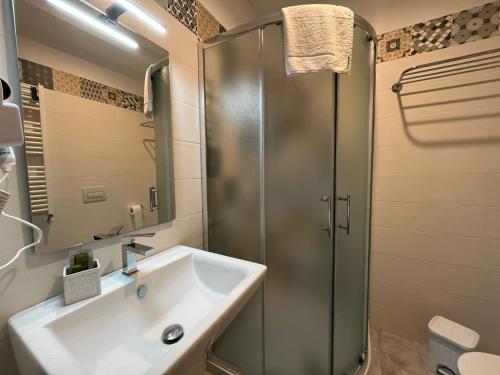 ein Bad mit einer Dusche und einem Waschbecken in der Unterkunft B&B Glass Paradise in Catanzaro