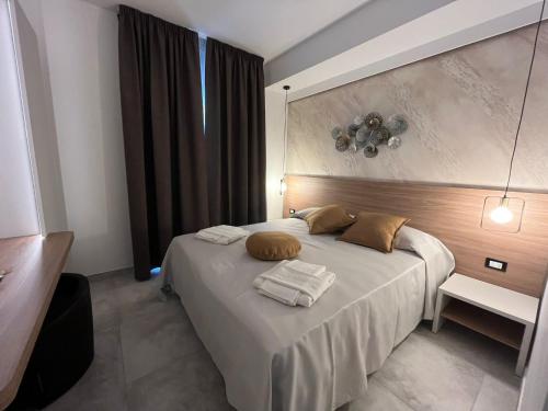 1 dormitorio con 1 cama con 2 almohadas en B&B Glass Paradise, en Catanzaro