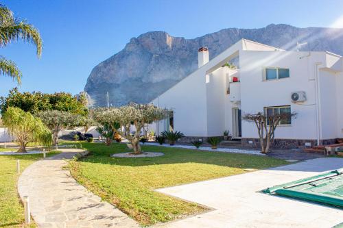 a white house with a mountain in the background at Villa Carla in Cinisi