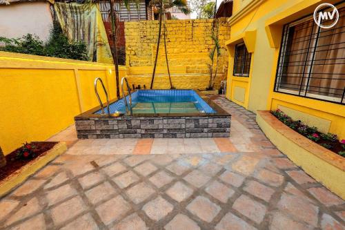 Πισίνα στο ή κοντά στο Marigold Villa with Swimming pool