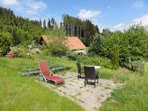 eine Gruppe von Stühlen und einem Tisch in einem Garten in der Unterkunft ruhiges Wohnen am Lama und Maine Coon Hof in Alleinlage in Biederbach 3 Zimmer mit Kochgelegenheit Bad 