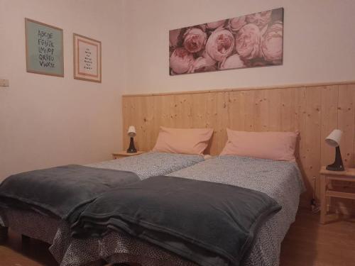 Tenna にあるCasa dei Tulipani Tenna Ospitarのベッドルーム1室(隣り合わせのベッド2台付)