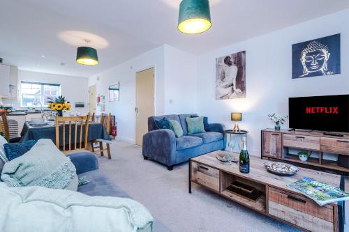 a living room with a couch and a tv at Modern 4-Bed Townhouse in Crewe by 53 Degrees Property, Ideal for Contractors & Business, FREE Parking - Sleeps 8 in Crewe