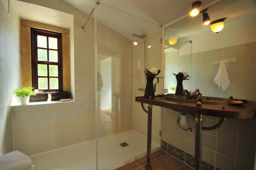 La salle de bains est pourvue d'une douche, d'un lavabo et d'un miroir. dans l'établissement Casas de Santiago, à Vila Nova de Cerveira