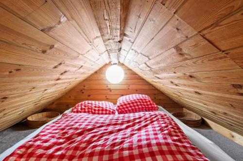 Postel nebo postele na pokoji v ubytování Schlafen wie in einer Berghütte