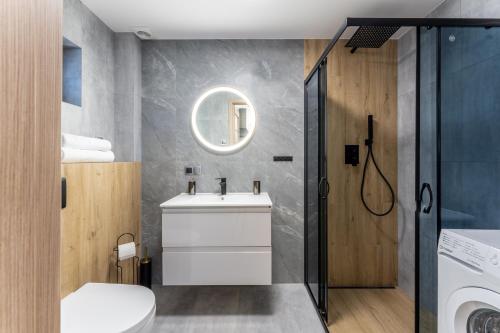 a bathroom with a sink and a toilet and a shower at Domki Słoneczna 11 z widokiem na Śnieżkę in Karpacz