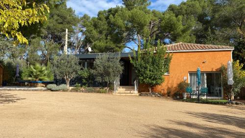 a house with a dirt road in front of it at Chambre d'hôtes - Petit ParadyZen - Lac du Salagou in Lacoste