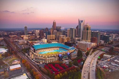 uma vista aérea de uma cidade com um estádio de basebol em Comfy Casa Entertainment em Charlotte