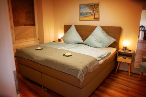 ein Schlafzimmer mit einem Bett mit zwei Platten darauf in der Unterkunft Ferienwohnung Saar-Steg in Saarburg