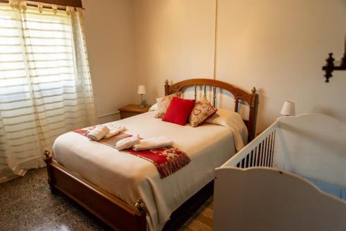 a bedroom with a bed with towels on it at Cabañas Valle Del Sol in Tandil