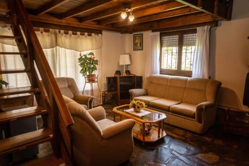 a living room with a couch and a table at Cabañas Valle Del Sol in Tandil