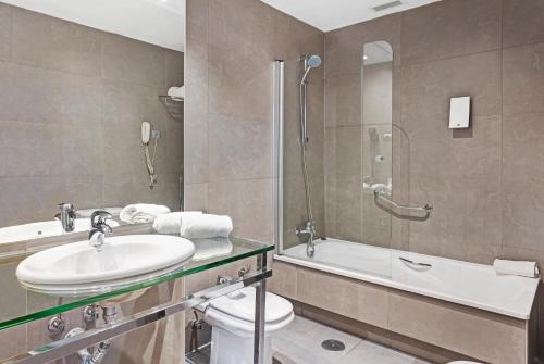 W łazience znajduje się umywalka, toaleta i prysznic. w obiekcie B&B HOTEL Madrid Fuenlabrada w mieście Fuenlabrada