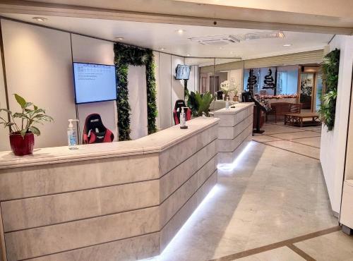 salon fryzjerski z ladą z roślinami w obiekcie Résidence Graziella Studio 127 w mieście Juan-les-Pins