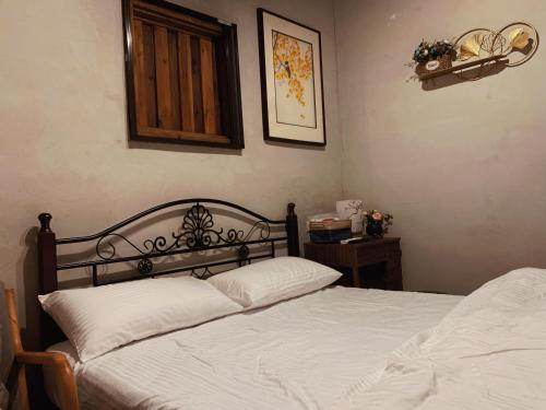 a bedroom with two beds with white sheets at Darden B&B in Jincheng