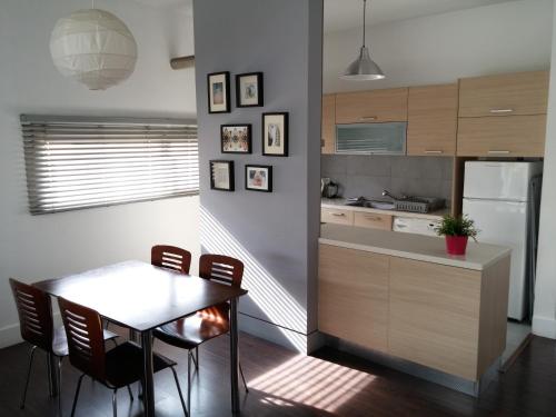 The Kapitani Residenceにあるキッチンまたは簡易キッチン