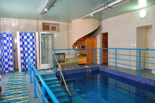 una piscina con azulejos azules en las paredes en Altyn Dala Hotel, en Astana