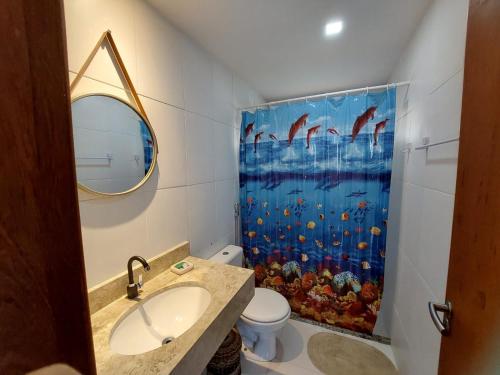baño con lavabo y cortina de ducha en Joia da Praia, en Ilhéus