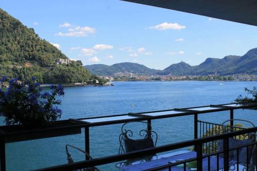 uma vista para um grande corpo de água a partir de uma varanda em Lakeviewcabin - King Room With Balcony em Como