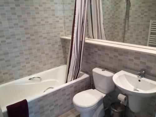 ニコシアにあるThe Kapitani Residenceのトイレと洗面台付きのバスルーム