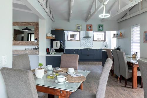 ein Esszimmer und eine Küche mit einem Tisch und Stühlen in der Unterkunft Atlantic-Square Guesthouse in Swakopmund