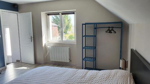 ein Schlafzimmer mit einer blauen Leiter neben einem Bett in der Unterkunft Studio au centre du triangle Reims-Epernay-Chalons 