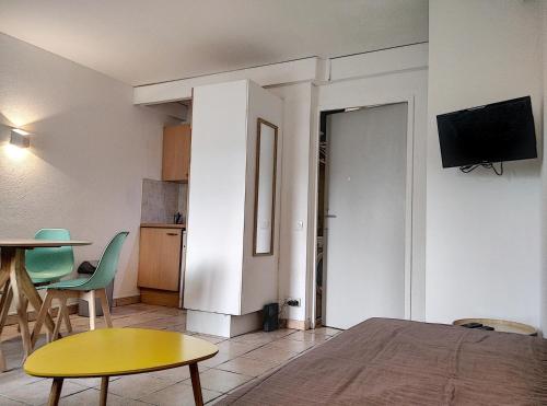 une chambre avec un lit, une table et une télévision dans l'établissement Résidence Graziella Studio 202, à Juan-les-Pins