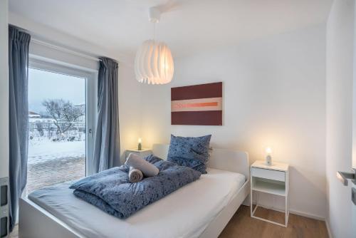 ein Wohnzimmer mit einem weißen Sofa und einem Fenster in der Unterkunft In Bayern in Warngau